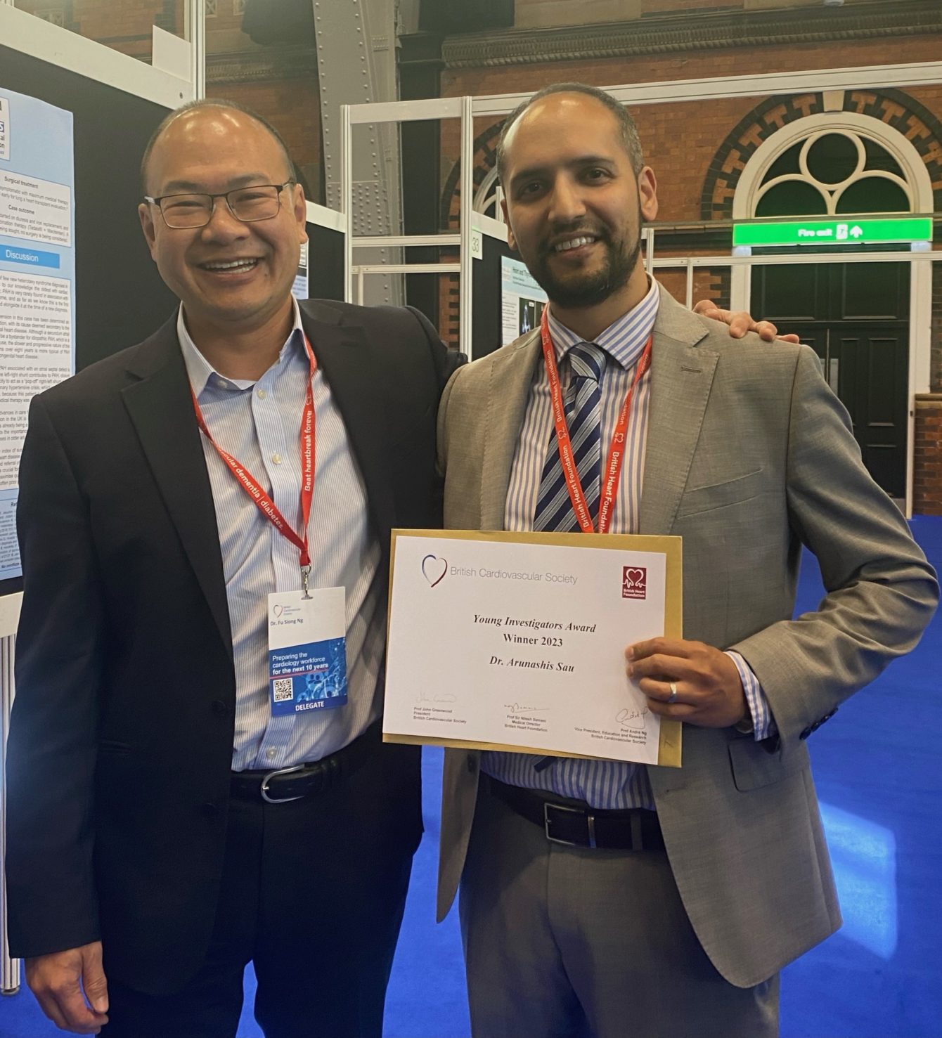 Dr Fu Siong Ng and Dr Arunashis Sau holding the award certificate