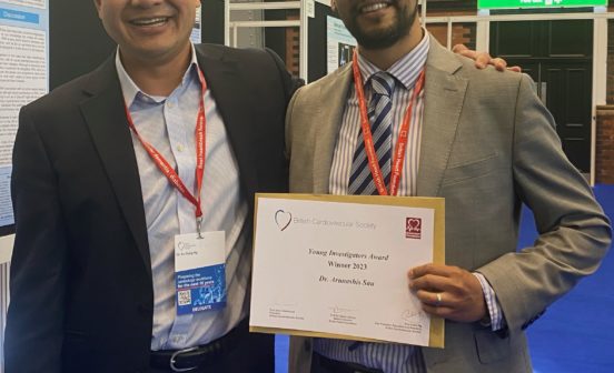 Dr Fu Siong Ng and Dr Arunashis Sau holding the award certificate