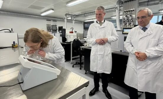 DeviceDiagnosticInnovation Shadow Cabinet Ministers meet the Imperial team behind the world-first breath test for pancreatic cancer